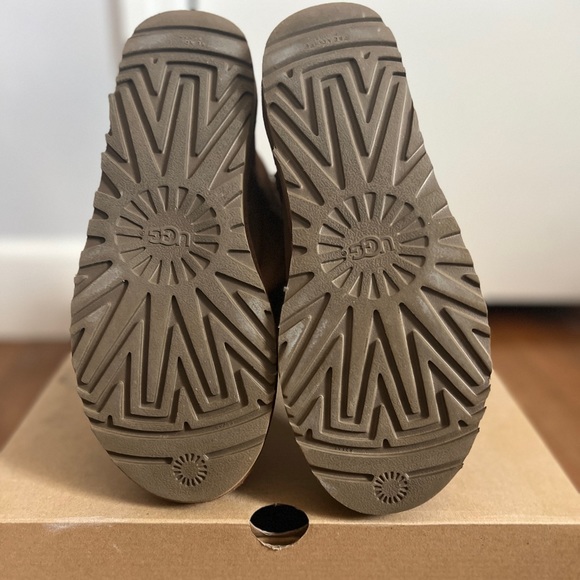 Uggs size 8 boots gently used - Picture 4 of 4